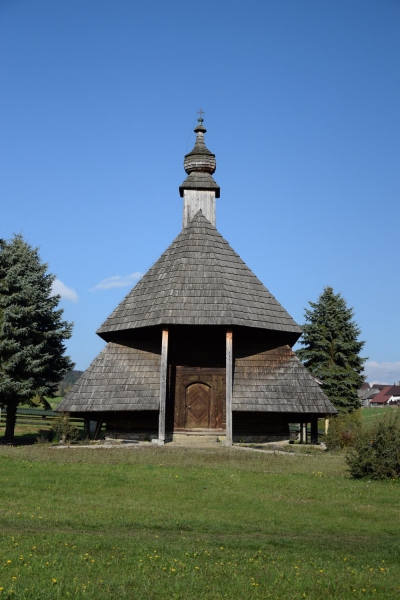 Kaplica na cmentarzu w Maniowach