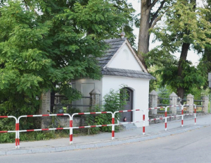 Cmentarz wojenny w cieniu kapliczki w Szczyrzycu